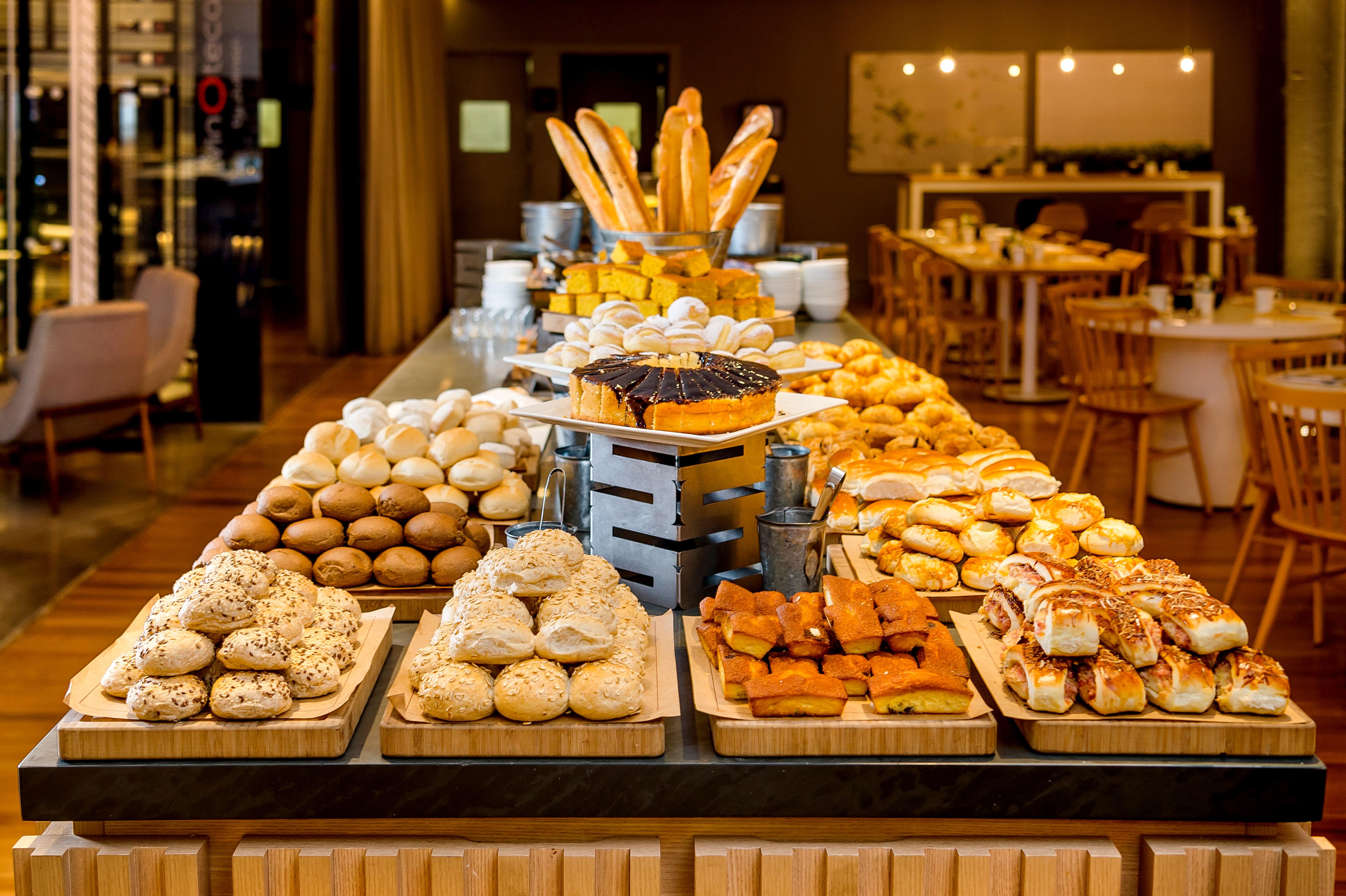 Pullman Sao Paulo Guarulhos Airport Hotel Bagian luar foto A bread buffet at a hotel