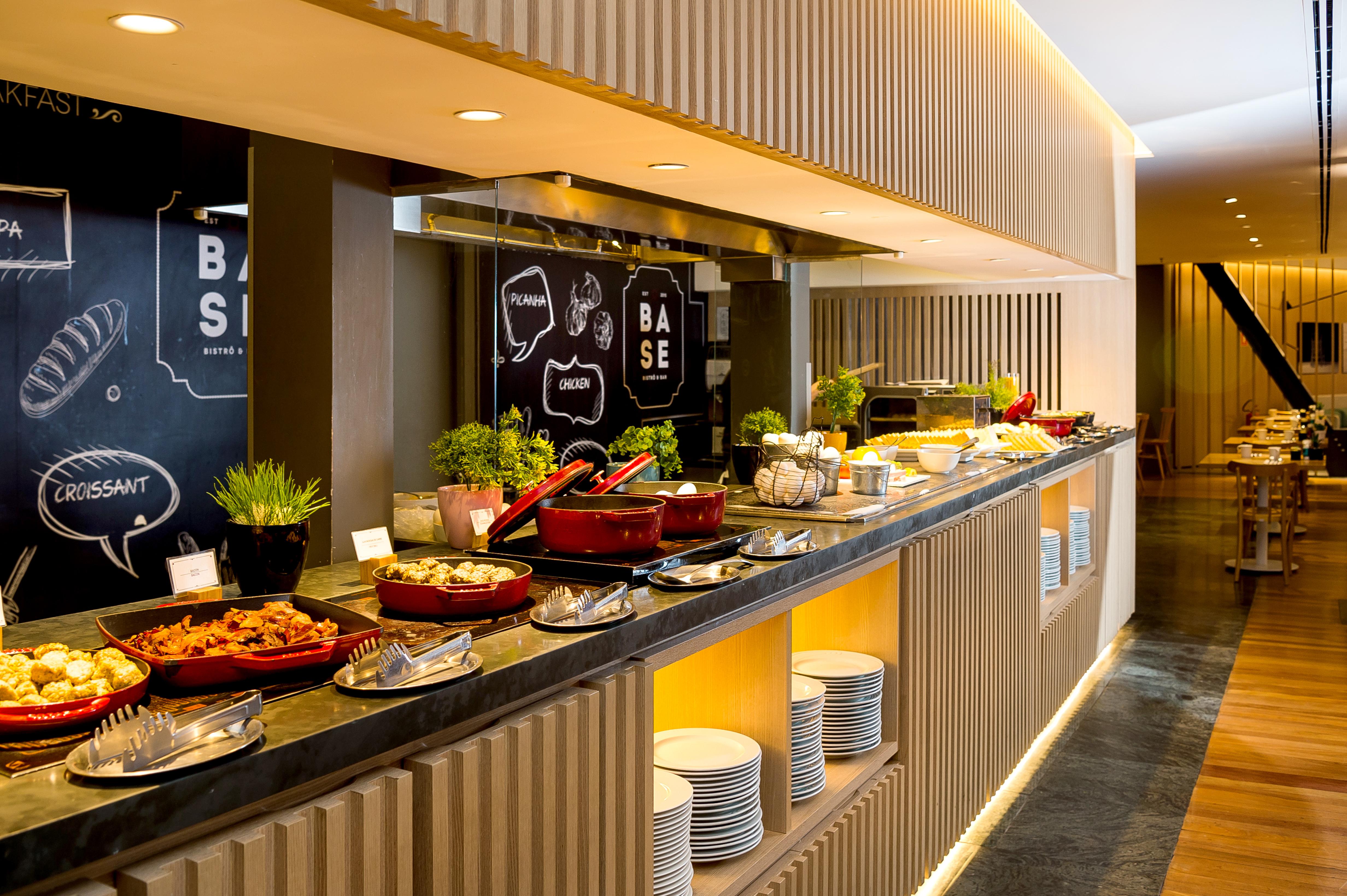 Pullman Sao Paulo Guarulhos Airport Hotel Bagian luar foto A buffet at a hotel